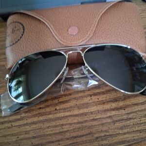 RAY BAN AVIATORS WITH POLISHED SILVER FRAME AND BLUE TINTED LENSES. BRAND NEW.